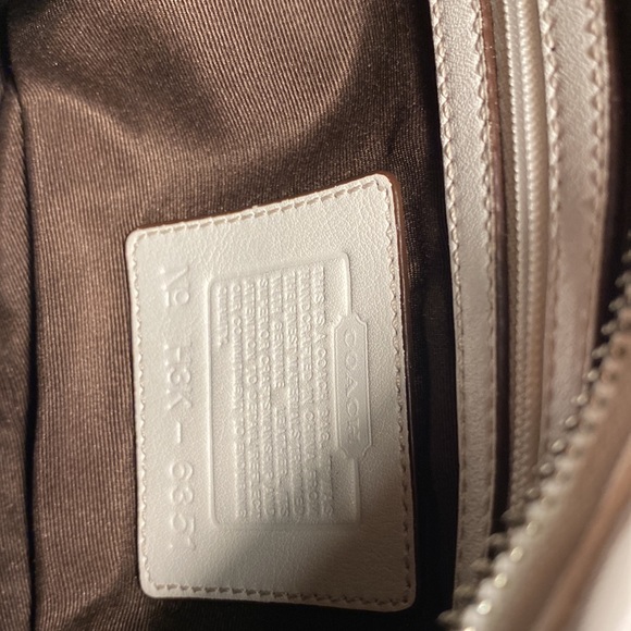 Coach vintage crème shoulder bag lightly used - Picture 3 of 3